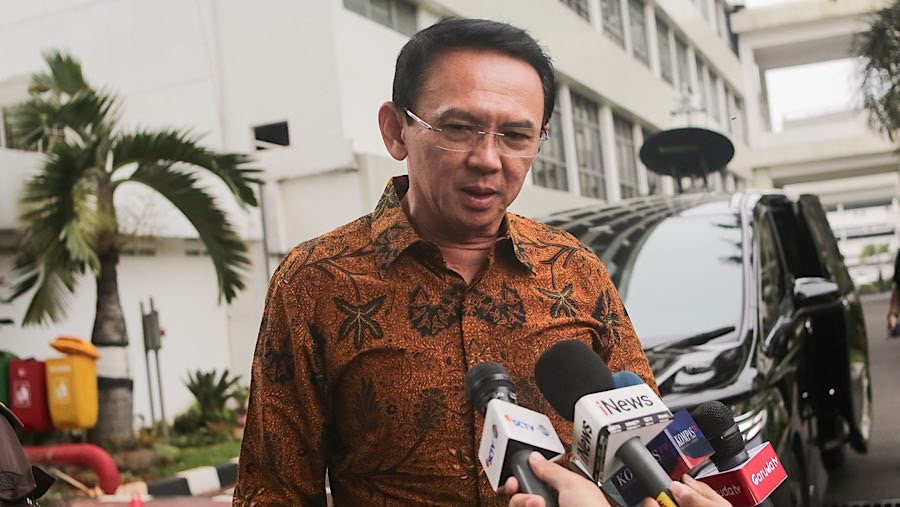 Mantan Komut PT Pertamina (Persero) Basuki Tjahja Purnama alias Ahok tiba di Kejaksaan Agung, Kamis (13/3/2025). (Bloomberg Technoz/Andrean Kristianto