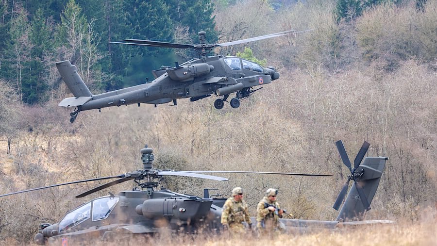 Helikopter tentara AS saat 'Allied Spirit25' di area latihan Angkatan Darat AS, Hohenfels, Jerman, Rabu (12/3/2025). (Alex Kraus/Bloomberg)