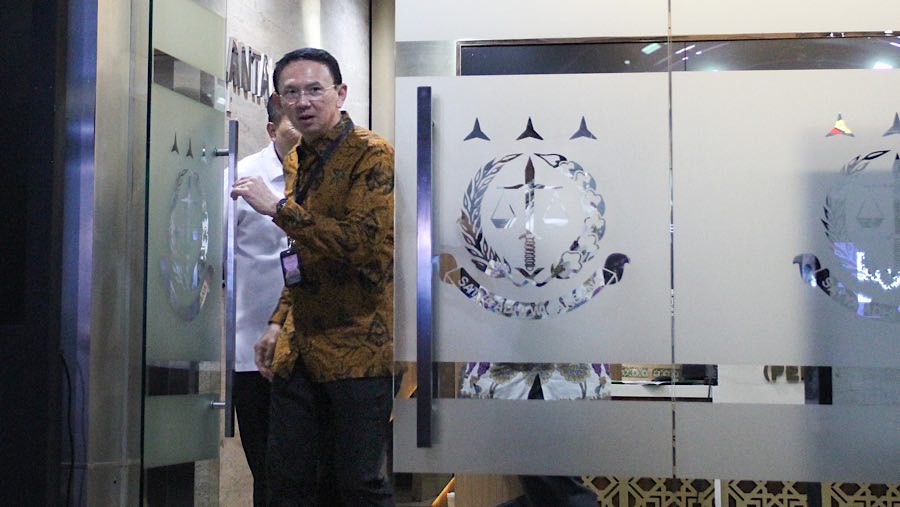 Mantan Komut PT Pertamina, Basuki Tjahja Purnama (Ahok) usai pemeriksaan di Kejagung, Kamis (13/3/2025). (Bloomberg Technoz/Andrean Kristianto)