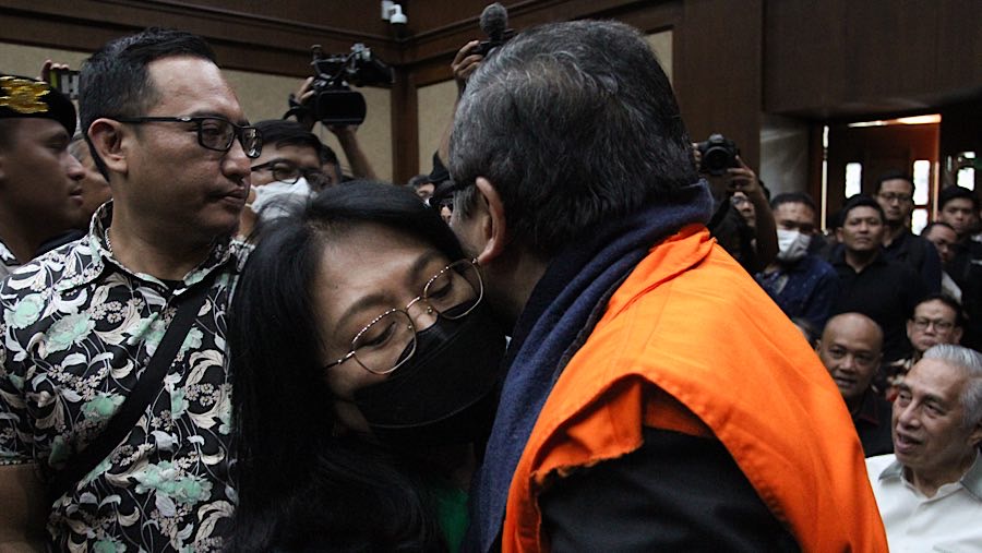 Hasto sempat memeluk istrinya, Maria Stefani Ekowati sebelum sidang dimulai. (Bloomberg Technoz/Andrean)