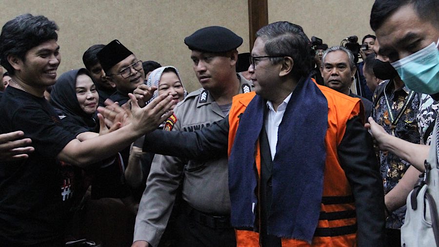 Hasto Kristiyanto tiba untuk menjalani sidang perdana di Pengadilan Tipikor, Jakarta Pusat, Jumat (14/3/2025). (Bloomberg Technoz/Andrean Kristianto)