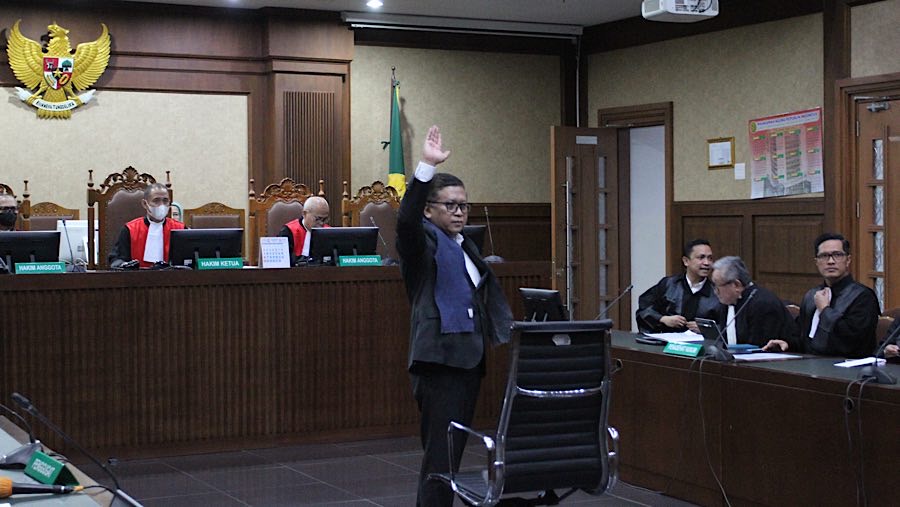 Hasto didakwa melakukan dua perbuatan pidana yaitu menyuap Anggota KPU serta merintangi penyidikan terhadap kasus suap yang menyeret Harun Masiku.