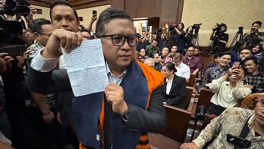 Sekjen PDIP Hasto Kristiyanto menghadapi sidang perdana dengan agenda dakwaan. (Bloomberg Technoz/Andrean)