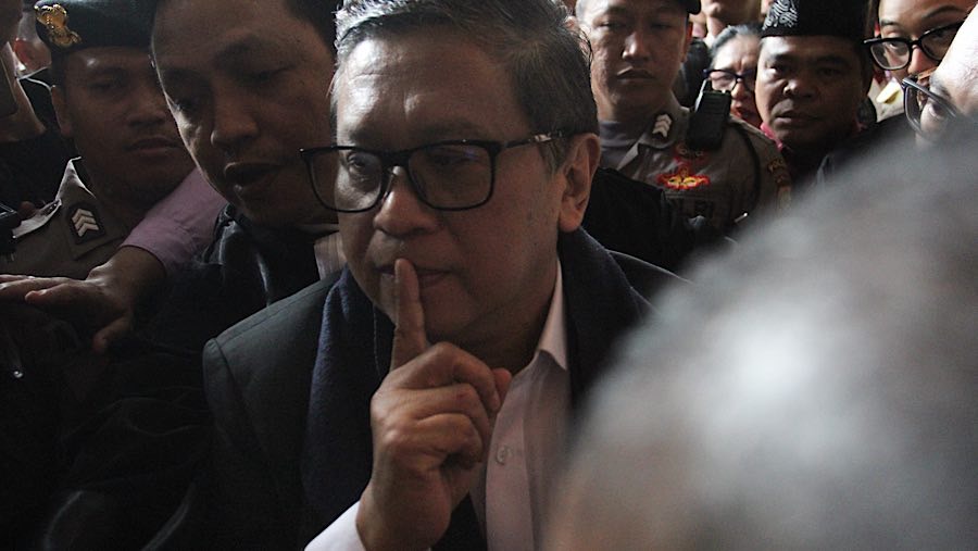 Hasto Kristiyanto usai menjalani sidang dakwaan di Pengadilan Tipikor, Jakarta Pusat, Jumat (14/3/2025). (Bloomberg Technoz/Andrean Kristianto)
