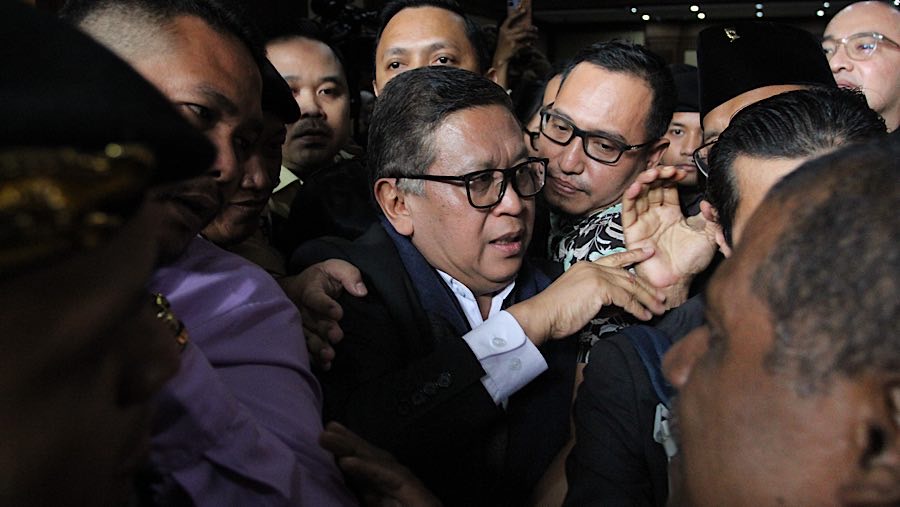 Saat keluar ruang sidang Hasro sempat berdesakan karena ramainnya simpatisan yang hadir dan awak media. (Bloomberg Technoz/Andrean Kristianto)