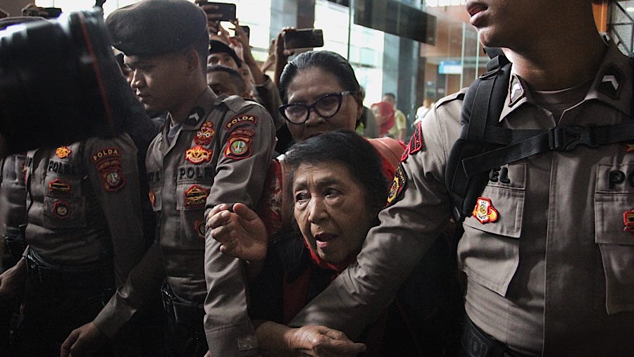 Usai sidang Hasto lalu keluar ruanb sidang dengan teriakan dukungan dari para simpatisannya yang hadir. (Bloomberg Technoz/Andrean Kristianto)