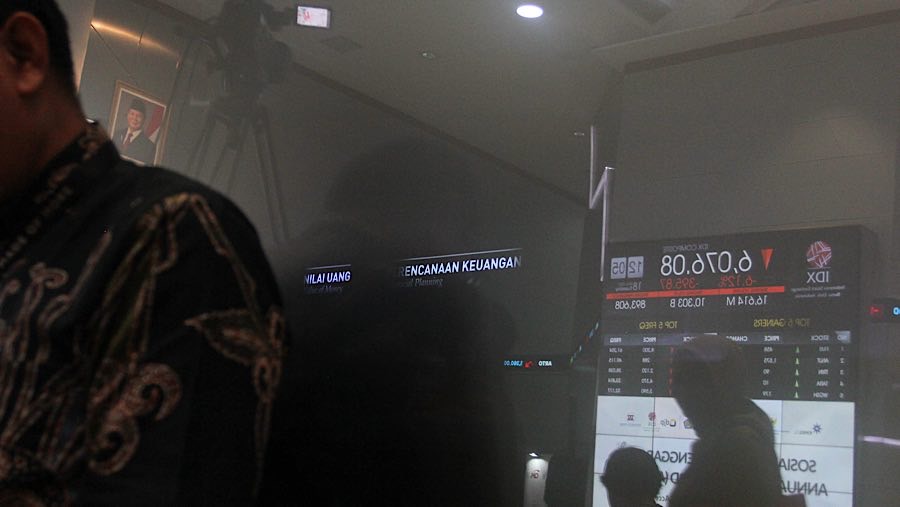 Karyawan di depan layar indeks harga saham gabungan (IHSG) di Bursa Efek Indonesia (BEI), Selasa (18/3/2025). (Bloomberg Technoz/Andrean Kristianto)