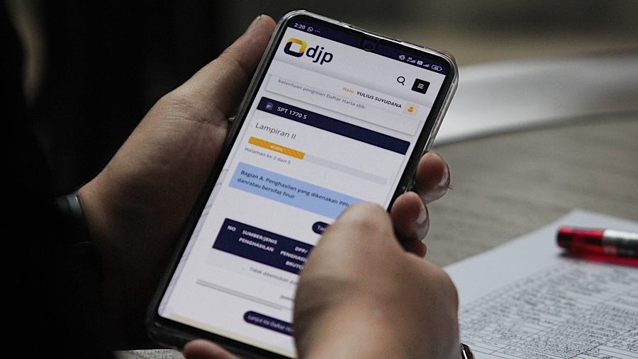 Warga melakukan pelaporan SPT Pajak Penghasilan di Pojok Pajak di Treasury Office Tower, Jakarta, Selasa (18/3/2025). (Bloomberg Technoz/Andrean)