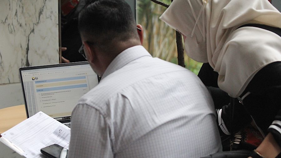 Pojok pajak merupakan salah satu dari sekian banyak strategi sosialisasi yang dilakukan oleh Direktorat Jenderal Pajak.  (Bloomberg Technoz/Andrean)