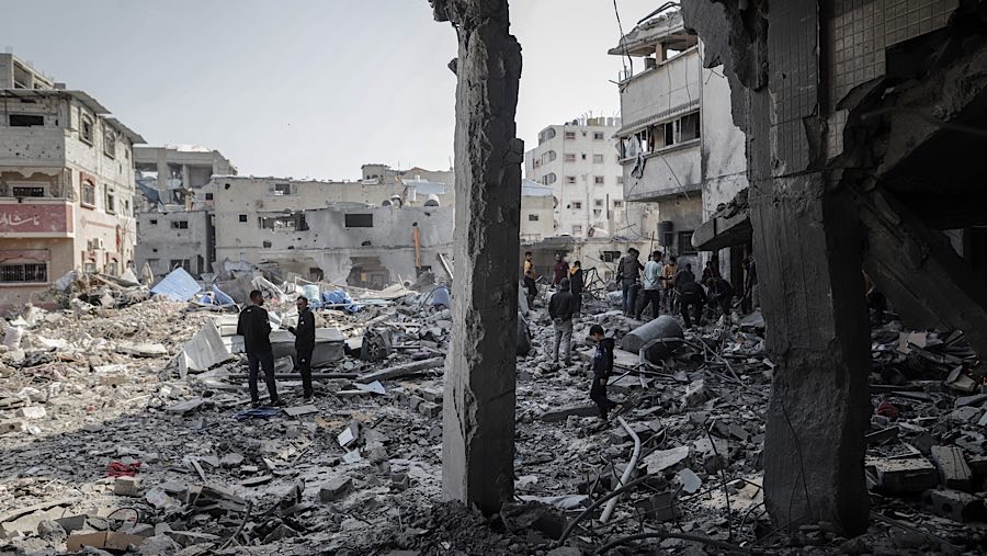 Warga Palestina memeriksa kerusakan usai serangan udara Israel di permukiman Shejaiya, sebelah timur Gaza, Selasa (18/3/2025). (Ahmad Salem/Bloomberg)