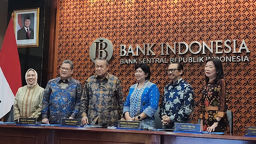 Gubernur Bi, Perry Warjiyo saat konfrensi pers RDG bulan Maret 2025. (Bloomberg Technoz/Dovana Hasiana)