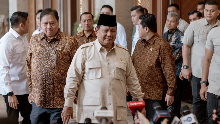 Presiden Prabowo Subianto didampingi Menteri Koordinator Bidang Perekonomian menemui jurnalis (Muhammad Fadli/Bloomberg)