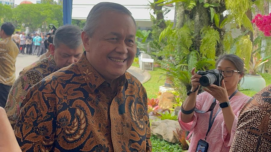 Gubernur Bank Indonesia Perry Warjiyo saat tiba di Istana Negara, Jumat (21/3/2025). (Bloomberg Technoz/Azura Yumna)