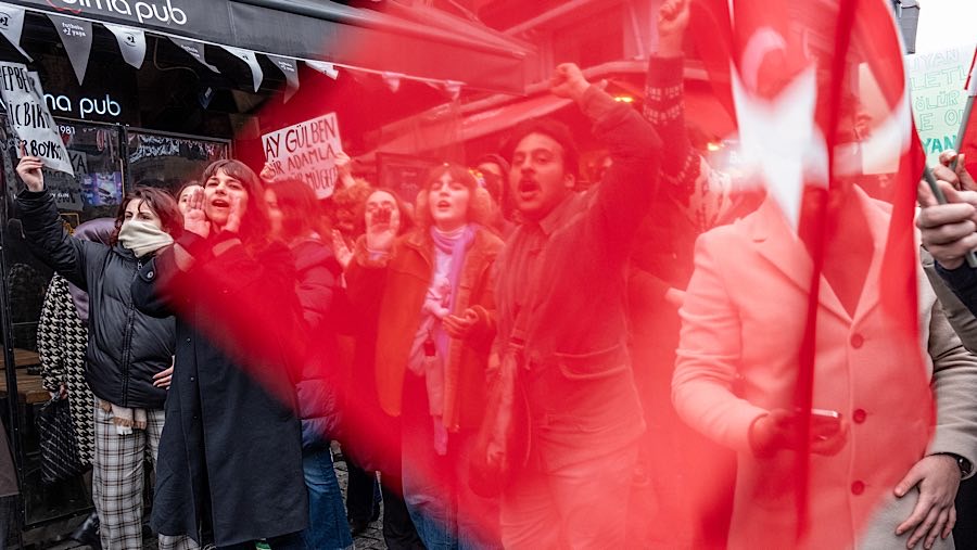 Aksi unjuk rasa atas penahanan Wali Kota Istanbul, Ekrem Imamoglu di Istanbul, Turki, Kamis (20/3/2025). (Kerem Uzel/Bloomberg)
