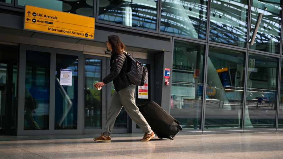 Pelancong di Bandara Heathrow London pada 21 Maret 2025./dok. Bloomberg