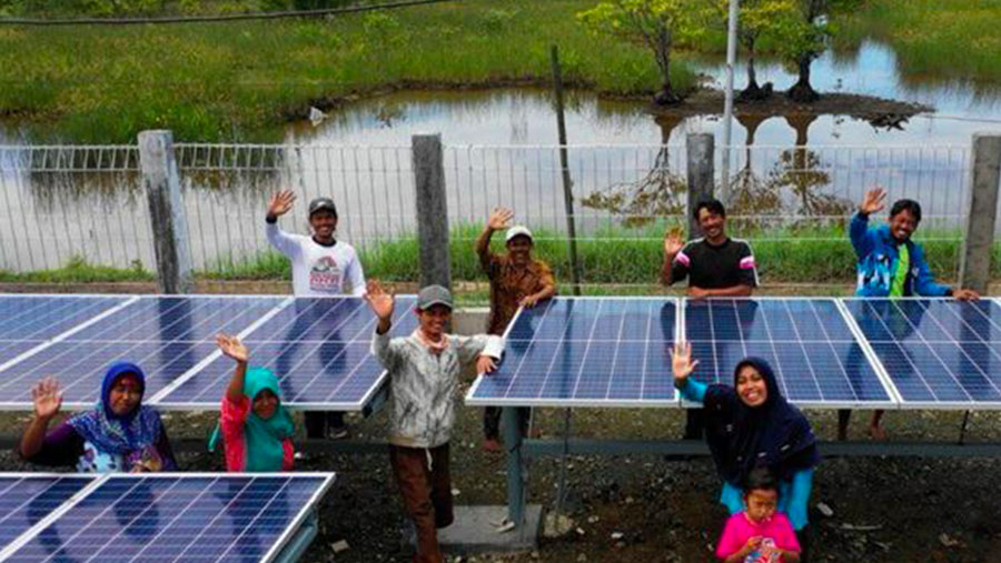 Warga Dusun Bondan menikmati teknologi energi baru terbarukan HEOP (Hybrid Energy One Pole), Program CSR  Pertamina RU IV Cilacap (Dok. Pertamina)