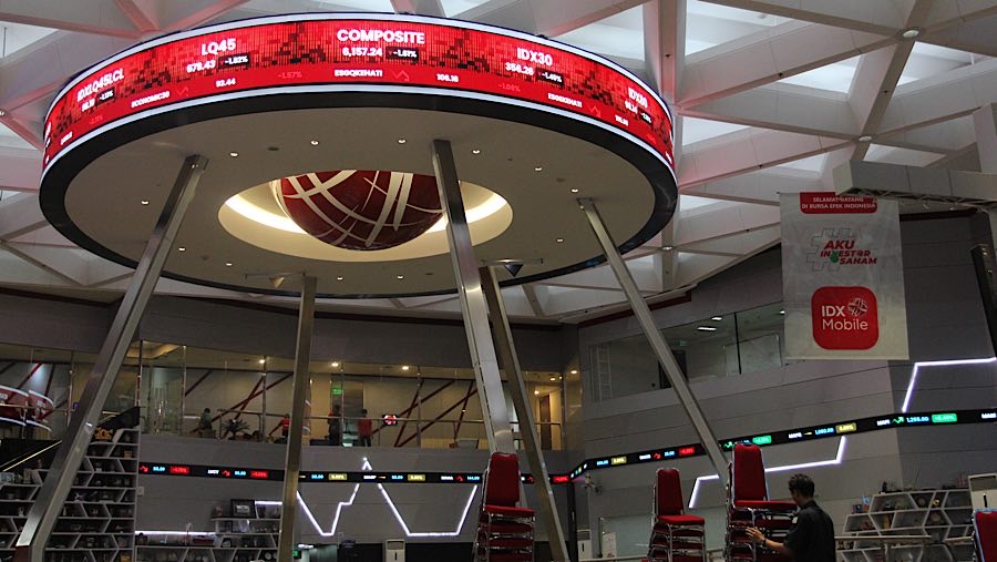 Karyawan di depan layar indeks harga saham gabungan (IHSG) di Bursa Efek Indonesia (BEI), Senin (24/3/2025). (Bloomberg Technoz/Andrean Kristianto)