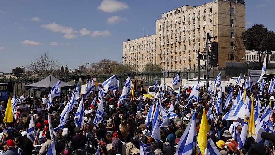 Pedemo berunjuk rasa menentang pemecatan Kepala Intelijen Shin Bet, Ronen Bar di Yerusalem, Israel, Minggu (23/3/2025). (Kobi Wolf/Bloomberg)