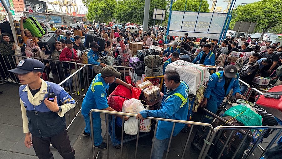 Pemudik dan pramuantar antre untuk masuk ke dalam kapal Pelni KM Dobonsolo di Pelabuhan Tanjung Priok, Selasa (25/3/2025). (Bloomberg Technoz/Andrean)