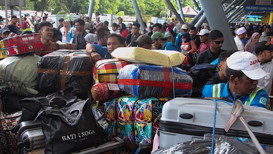 Pemudik menunggu untuk masuk kedalam kapal Pelni KM Dobonsolo di Pelabuhan Tanjung Priok, Selasa (25/3/2025). (Bloomberg Technoz/Andrean Kristianto) 