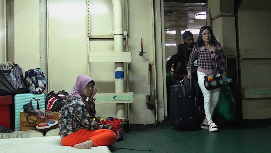 Pemudik beristirahat didalam kapal Pelni KM Dobonsolo di Pelabuhan Tanjung Priok, Selasa (25/3/2025). (Bloomberg Technoz/Andrean Kristianto) 
