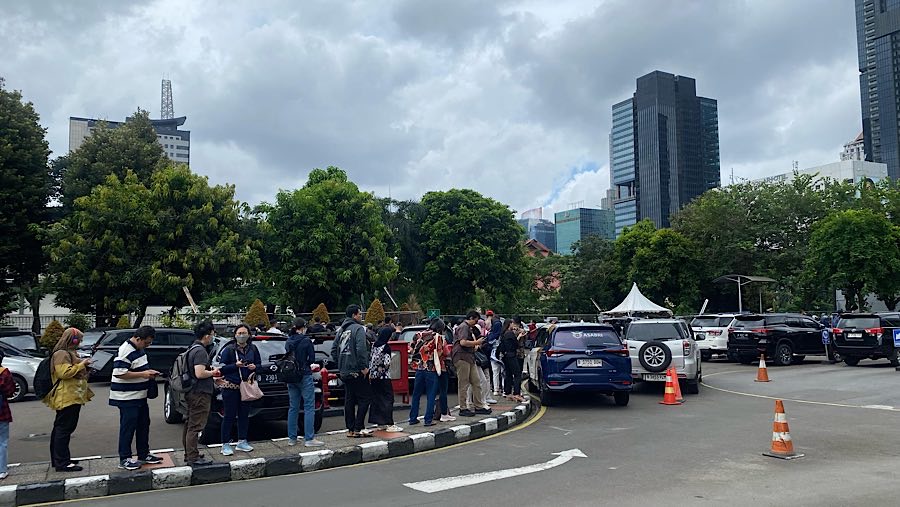 Antrean investor Bank Mandiri yang ingin menghadiri Rapat Umum Pemegang Saham Tahunan (RUPST), Selasa (25/3/2025). (Bloomberg Technoz/Dovana Hasiana)