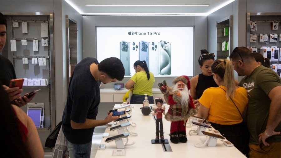 Pengunjung di jaringan ritel resmi Apple. (Bloomberg)