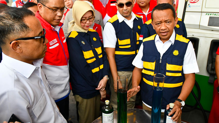 Menteri ESDM Bahlil Lahadalia didampingi Direktur Utama Pertamina Simon Aloysius Mantiri melakukan pengecekan uji sample Pertamax (Dok. Pertamina)