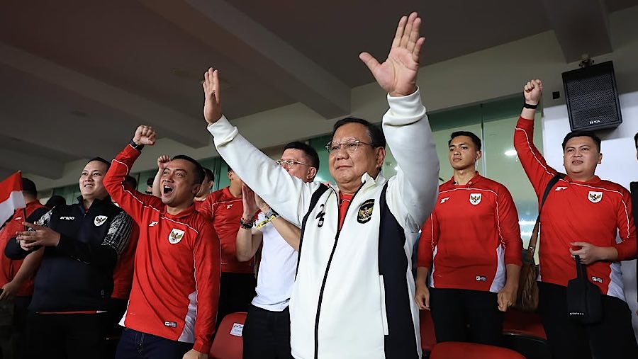 Presiden Prabowo Subianto saat menonton pertandingan Indonesia vs Bahrain di SUGBK, Selasa (25/3/2025). (Tangkapan Layar Instagram @prabowo)