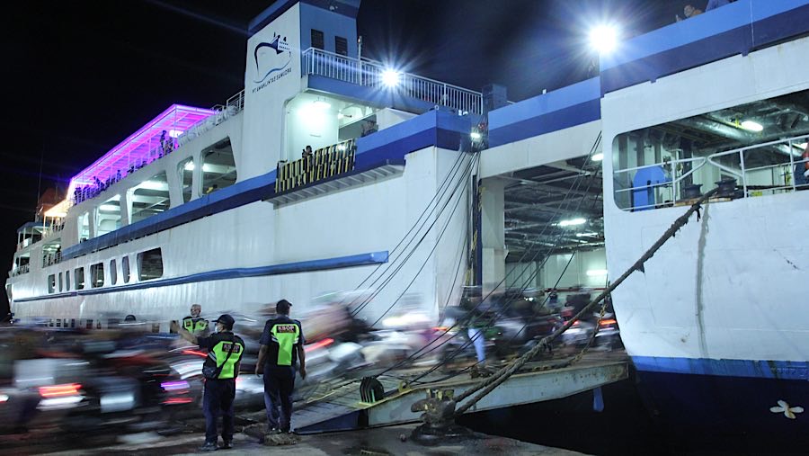 Pemudik motor antre saat akan memasuki kapal di Pelabuhan Ciwandan, Cilegon, Sabtu (29/3/2025). (Bloomberg Technoz/Andrean Kristianto)