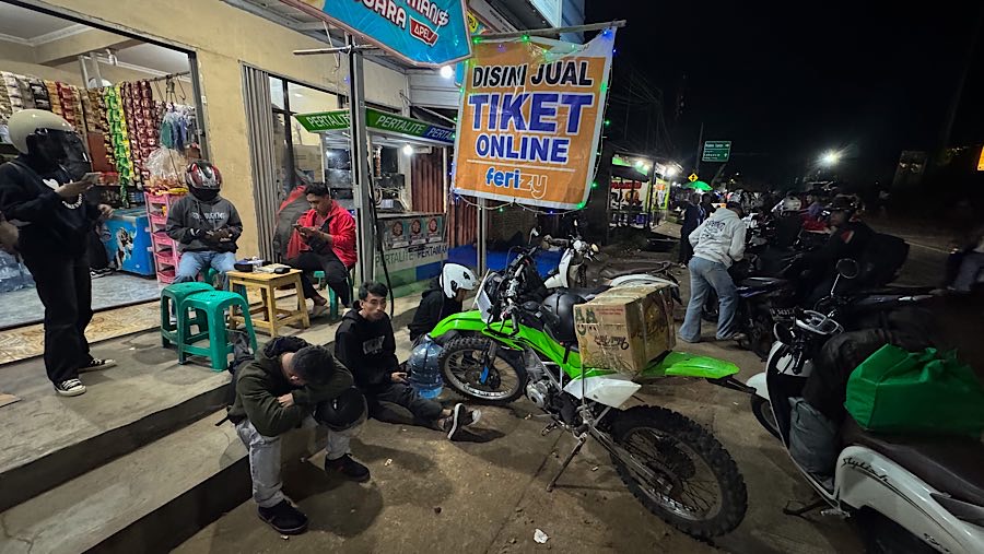 Pemudik motor beristirahat sebelum melanjutkan perjalanan di kawasan Cilegon, Sabtu (29/3/2025). (Bloomberg Technoz/Andrean Kristianto)