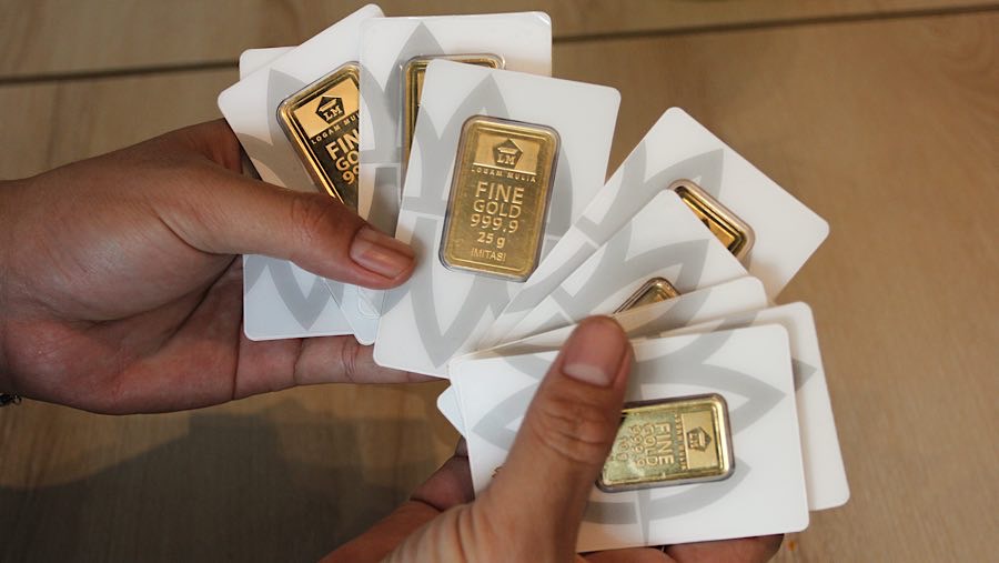 Karyawan merapihkan Logam Mulia di Butik Emas Antam, Pulogadung, Kamis (10/4/2025). (Bloomberg Technoz/Andrean Kristianto)