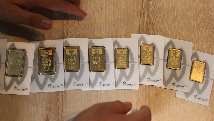 Karyawan merapihkan Logam Mulia di Butik Emas Antam, Pulogadung, Kamis (10/4/2025). (Bloomberg Technoz/Andrean Kristianto)