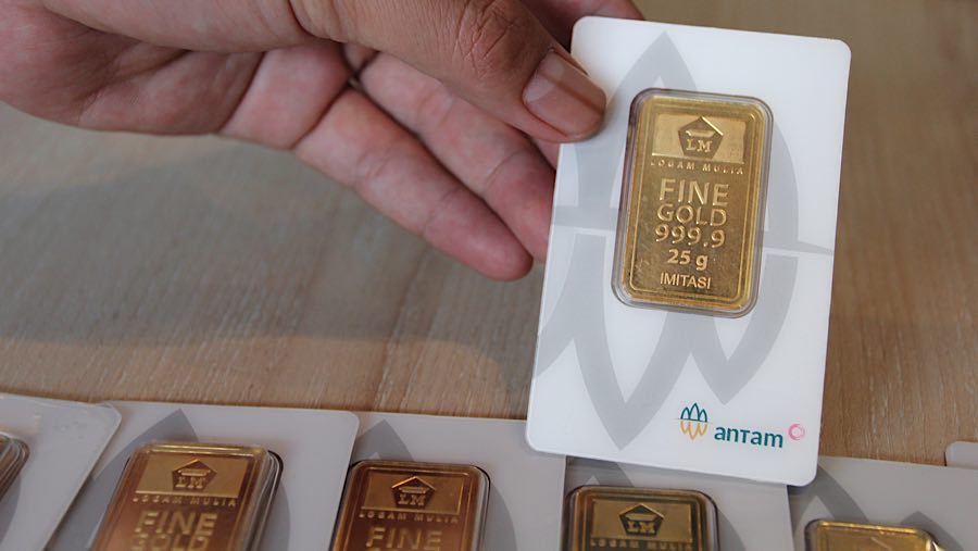 Karyawan menunjukkan Logam Mulia di Butik Emas Antam, Pulogadung, Kamis (10/4/2025). (Bloomberg Technoz/Andrean Kristianto)