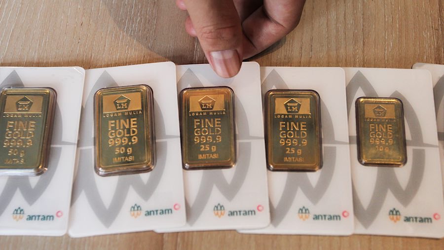 Karyawan menunjukkan Logam Mulia di Butik Emas Antam, Pulogadung, Kamis (10/4/2025). (Bloomberg Technoz/Andrean Kristianto)