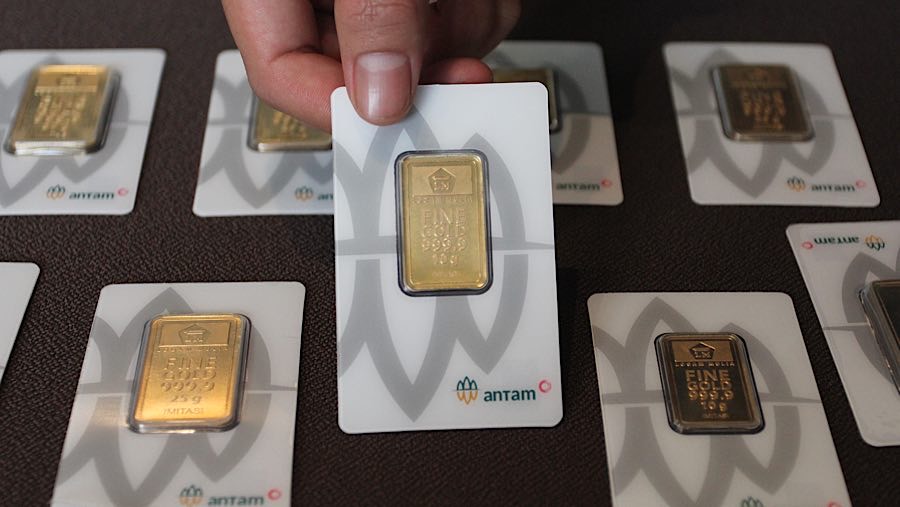 Karyawan menunjukkan Logam Mulia di Butik Emas Antam, Pulogadung, Kamis (10/4/2025). (Bloomberg Technoz/Andrean Kristianto)