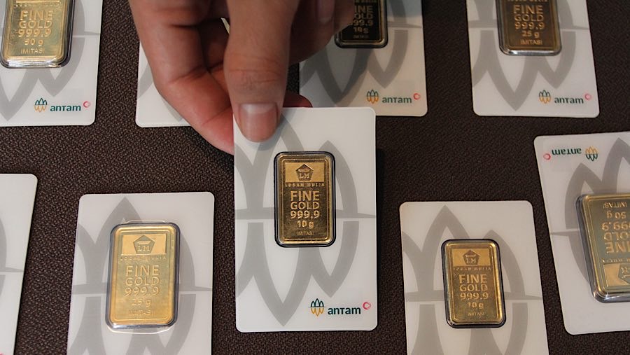 Karyawan menunjukkan Logam Mulia di Butik Emas Antam, Pulogadung, Kamis (10/4/2025). (Bloomberg Technoz/Andrean Kristianto)