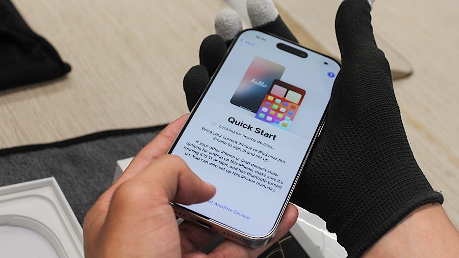 Karyawan membantu pelanggan mengecek iPhone 16 yang baru saja dibeli di Ibox Gandaria City, Jumat (11/4/2025). (Bloomberg Technoz/Andrean Kristianto)