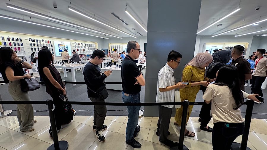 Pelanggan mengantre untuk membeli iPhone 16 di Ibox Gandaria City, Jumat (11/4/2025). (Bloomberg Technoz/Andrean Kristianto)
