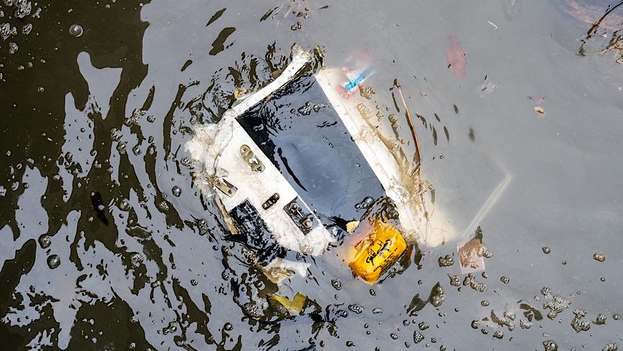 Sebuah helikopter jatuh di Sungai Hudson, New York, pada Kamis (10/4/2025) waktu setempat, (David Dee Delgado/Bloomberg)