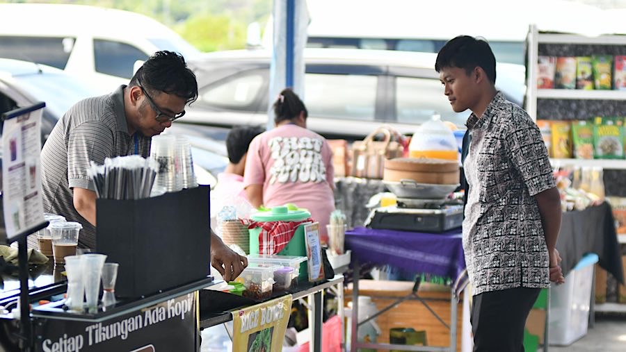 Booth UMKM Lokal saat Pertamina Mandalika Racing Series 2025 di Pertamina Mandalika International Circuit, Lombok, Jumat (11/4/2025). (Dok. Pertamina)