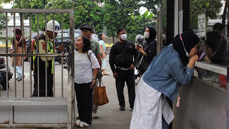 Pembelian Logam Mulia di Butik Emas Antam Pulogadung hanya dibatasi untuk 200 orang perharinya. (Bloomberg Technoz/Andrean Kristianto)