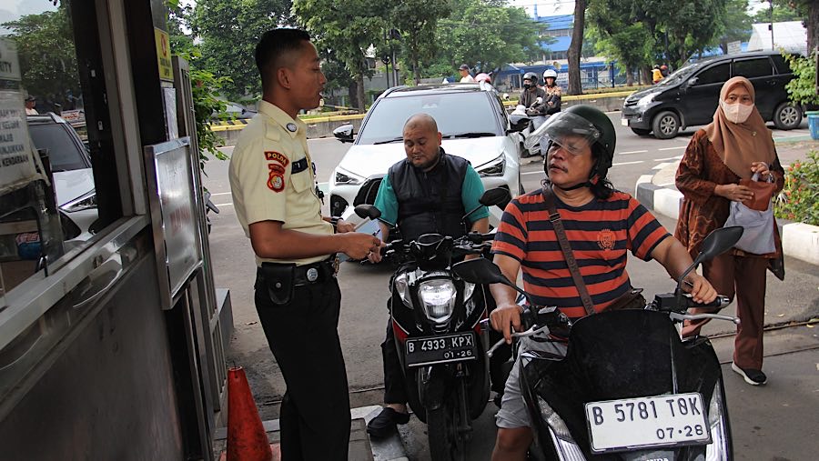 Mereka rela datang dari dini hari untuk dapat mendapatkan antrean pembelian diawal. (Bloomberg Technoz/Andrean Kristianto)