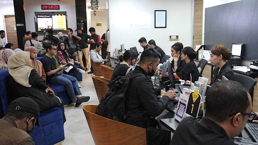 Para pembeli pun dibatasi hanya dapat membeli 3 keping Logam Mulia. (Bloomberg Technoz/Andrean Kristianto)