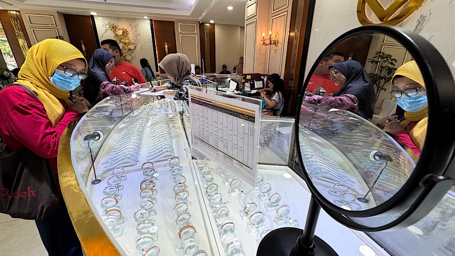 Calon pembeli melihat emas perhiasan di Galeri 24, Salemba, Jakarta, Selasa (15/4/2025). (Bloomberg Technoz/Andrean Kristianto)