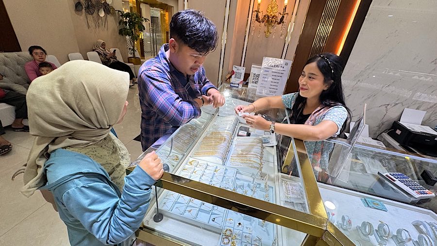 Calon pembeli melihat emas perhiasan di Galeri 24, Salemba, Jakarta, Selasa (15/4/2025). (Bloomberg Technoz/Andrean Kristianto)