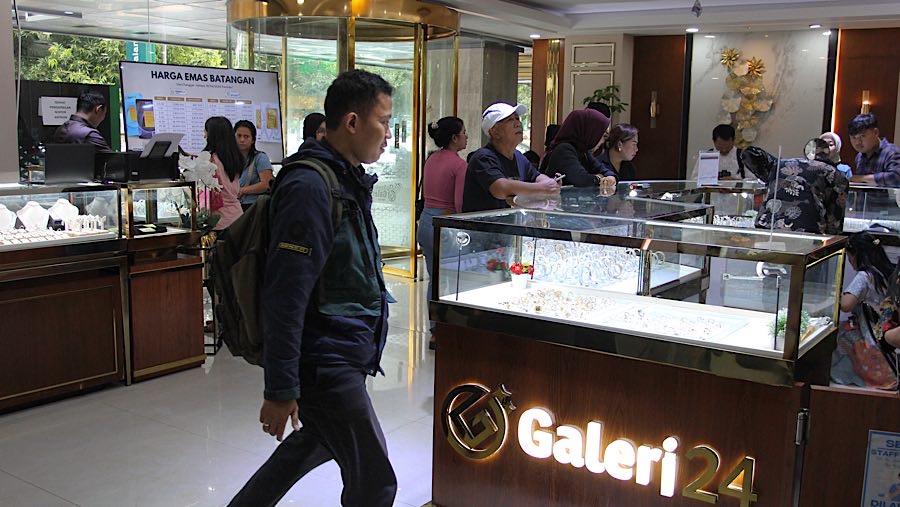 Calon pembeli melihat emas perhiasan di Galeri 24, Salemba, Jakarta, Selasa (15/4/2025). (Bloomberg Technoz/Andrean Kristianto)