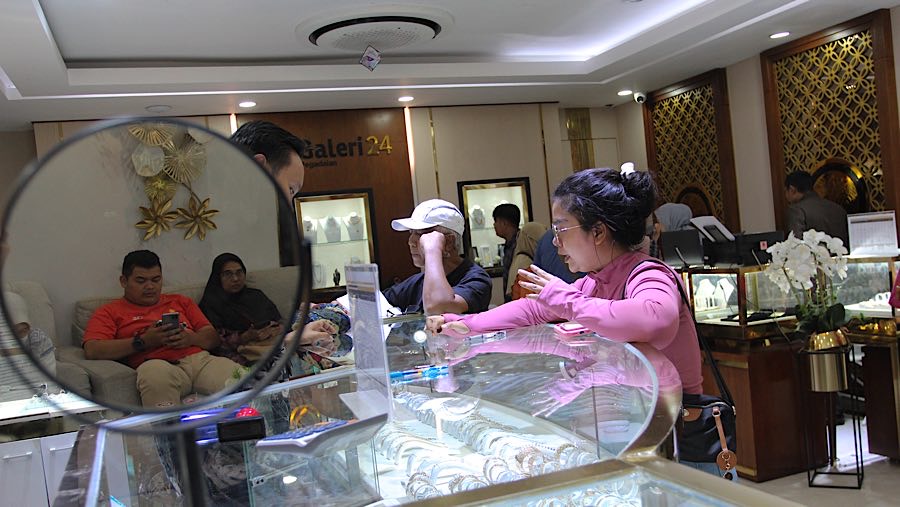 Selain emas batangan, Galeri 24 juga menjual emas perhiasan yang juga ramai diburu warga. (Bloomberg Technoz/Andrean Kristianto)