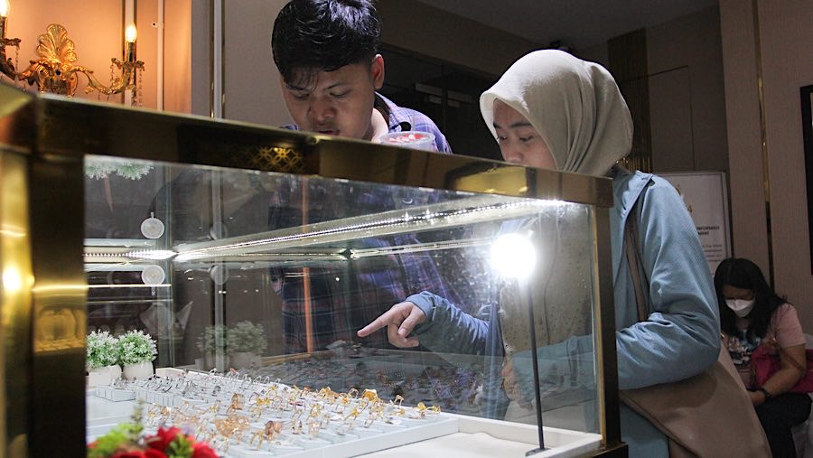 Calon pembeli melihat emas perhiasan di Galeri 24, Salemba, Jakarta, Selasa (15/4/2025). (Bloomberg Technoz/Andrean Kristianto)