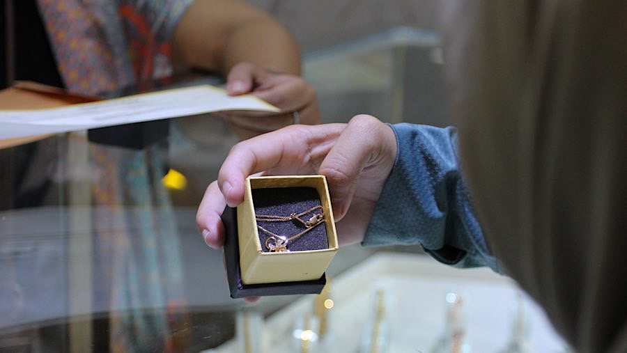 Pembeli memeriksa emas perhiasan di Galeri 24, Salemba, Jakarta, Selasa (15/4/2025). (Bloomberg Technoz/Andrean Kristianto)